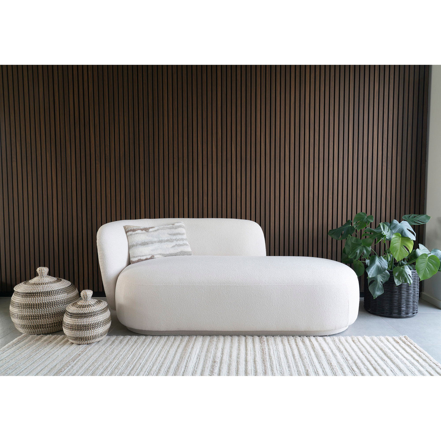 Mykonos Daybed naturfarget plassert i stue med lys og varm atmosfære.