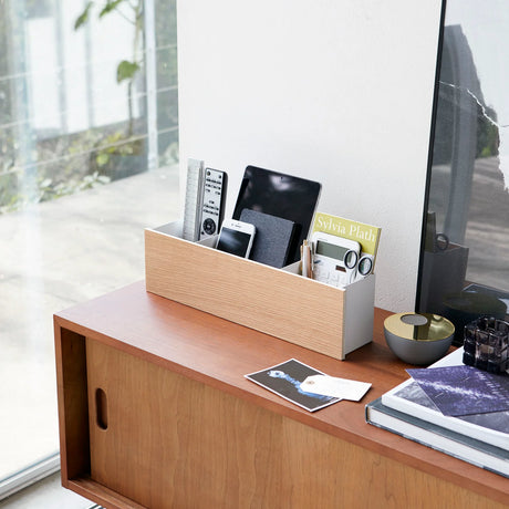 Hvit bordorganizer med trefront og skillevegger til småting