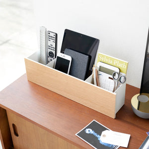 Bordoppbevaring i hvitt og tre til mobil, sakser og kontorutstyr