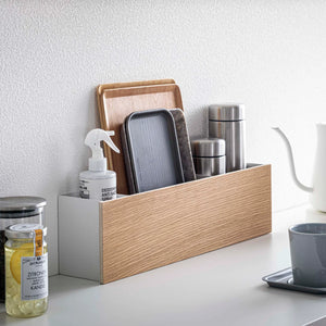 Hvit oppbevaringsløsning med trepanel for ryddig bord og benk