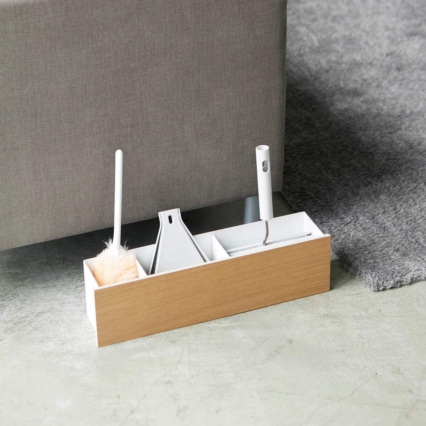 oppbevaring til småting og bordoppbevaring med rominndeling. Det er smart å bruke ord som fjernkontroller, nettbrett, penner, stuebord