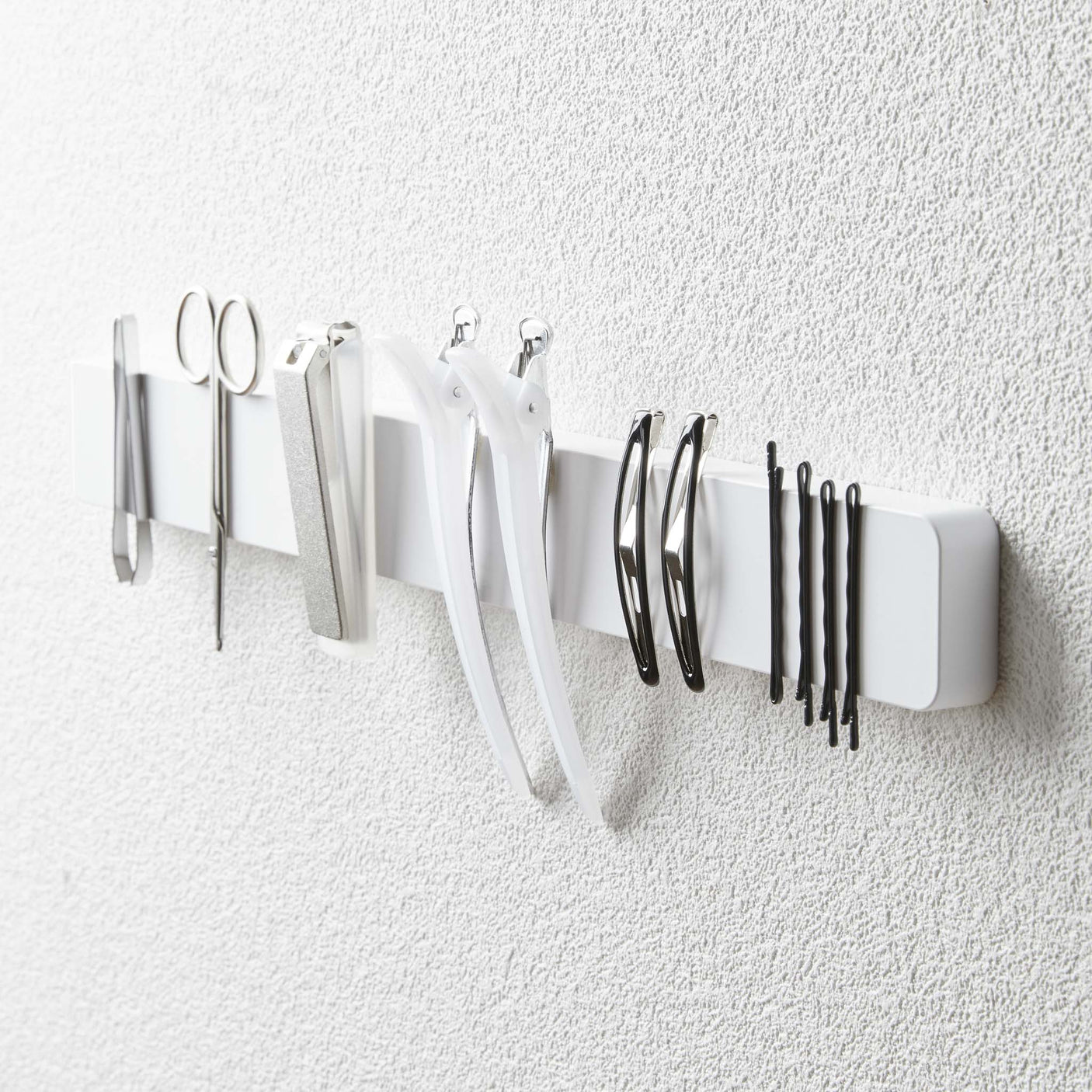 Illustrasjon av hvit magnetisk knivholder med mål.
