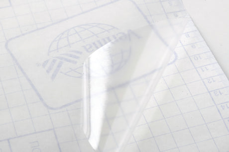 Klar kontaktplast med glossy finish – bevarer naturlig utseende på overflater
