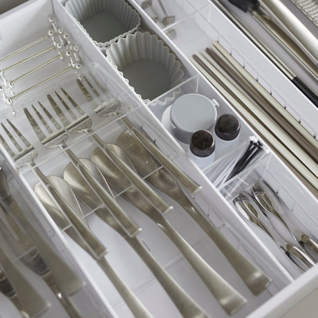 Plassbesparende skuffeorganisator med diagonal design.