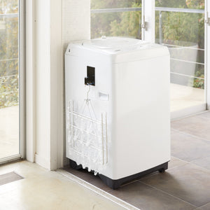 Vaskerom med sort magnetkrok brukt til oppheng av kurv.