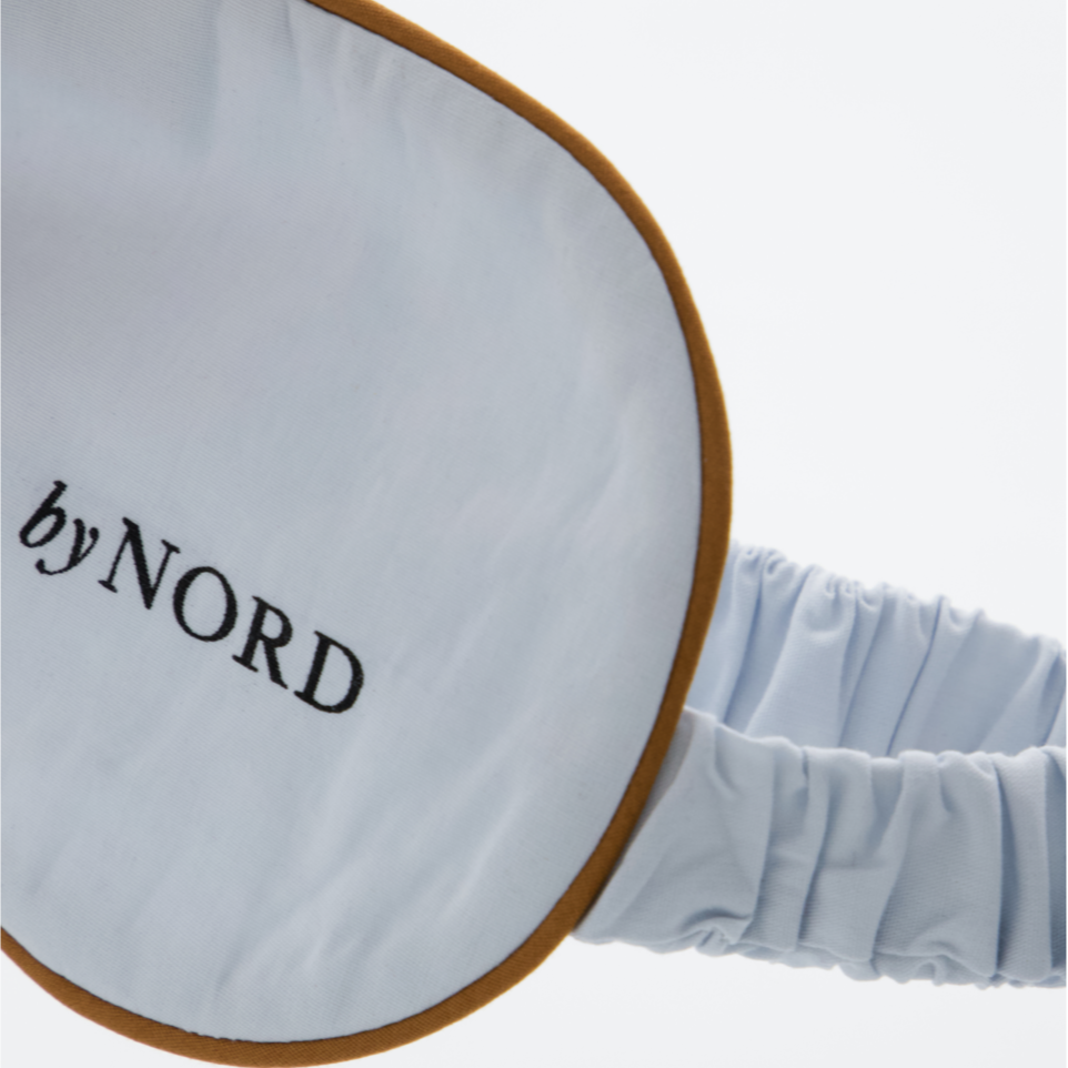 Blød og gennemluftende sovemaske i elegant design.