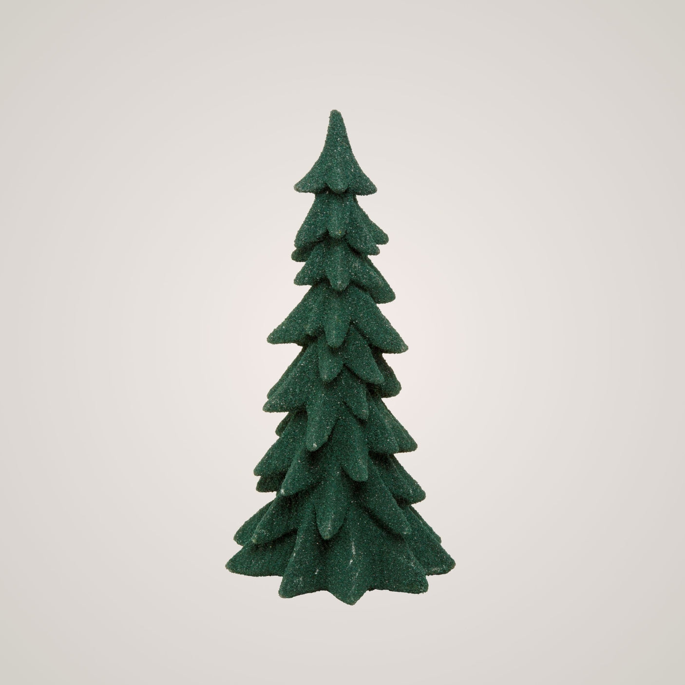 Grønt dekorasjonsjuletre, 21 cm høyt og 10 cm bredt, vist mot lys bakgrunn.