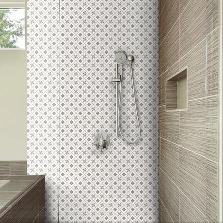 Oslo mini selvklebende fliser med stjernemønster og flettede detaljer i greige og grønt.