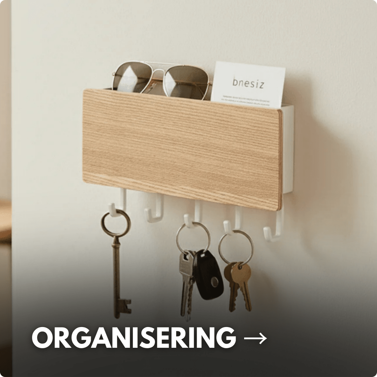 Vegghengt nøkkelholder og oppbevaringsløsning i tre for organisering av nøkler og småting i entréen.