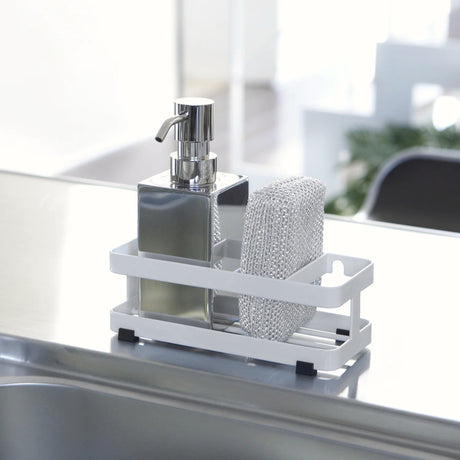 Hvit svampholder og flaskeholder med sugekopp til kjøkkenvask