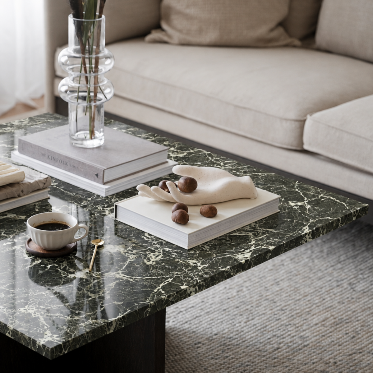 Sofabord dekket med Heritage marble emerald kontaktplast, grønn marmor med bøker og kaffekopp