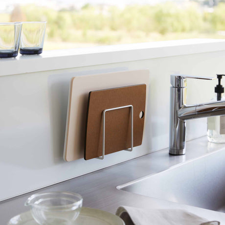 Praktisk kjøkkenholder til skjærebrett med selvklebende feste og glossy overflate