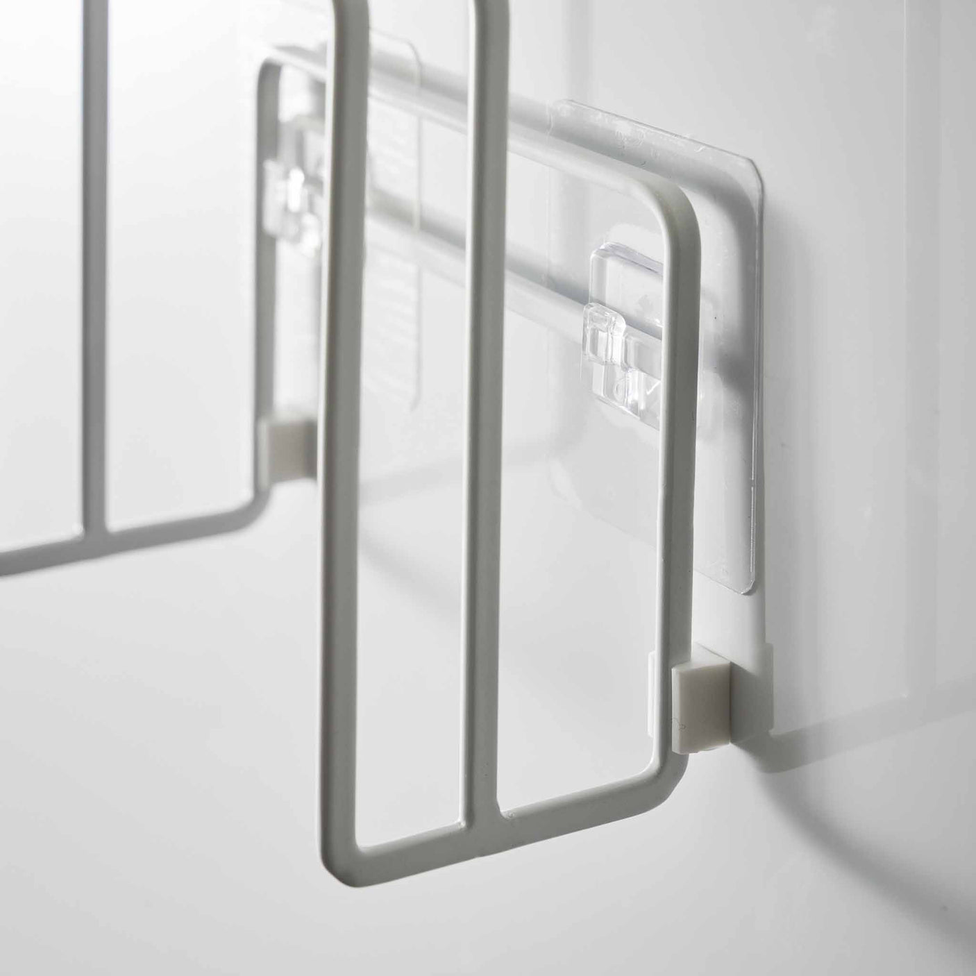 Vegghengt skjærebrettholder med to separate rom for tynne og tykke skjærebrett