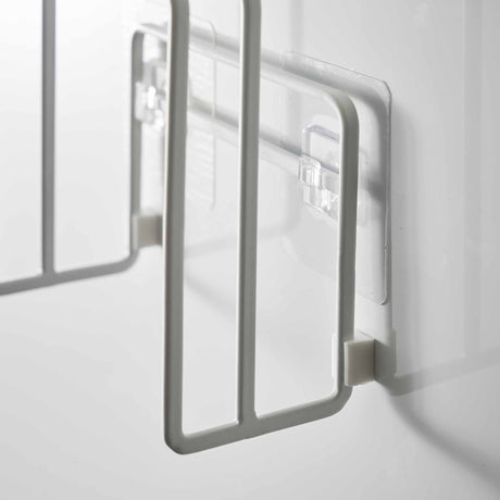 Vegghengt skjærebrettholder med to separate rom for tynne og tykke skjærebrett