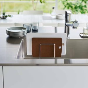 Kjøkkenorganisering med hvit skjærebrettholder i to nivåer for ulike størrelser