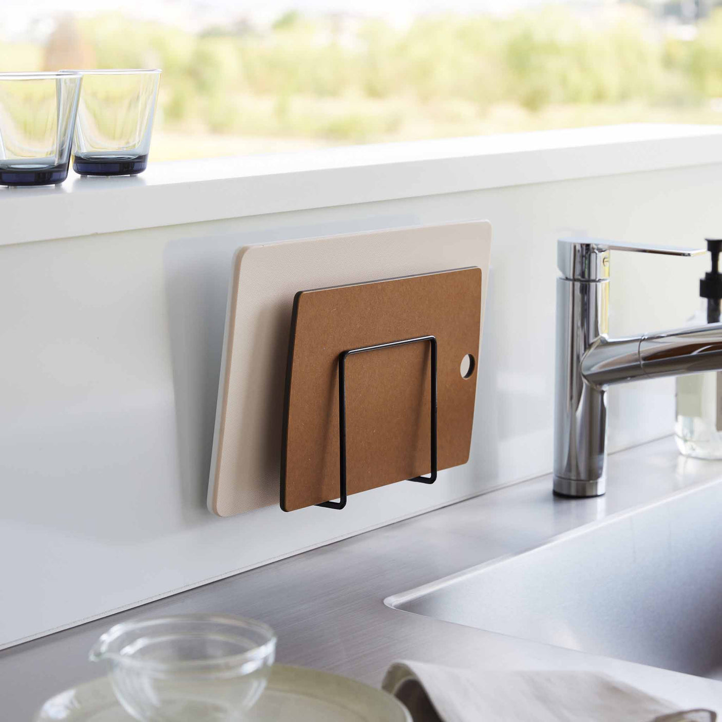 Sort holder til skjærebrett med selvklebende feste og blank overflate