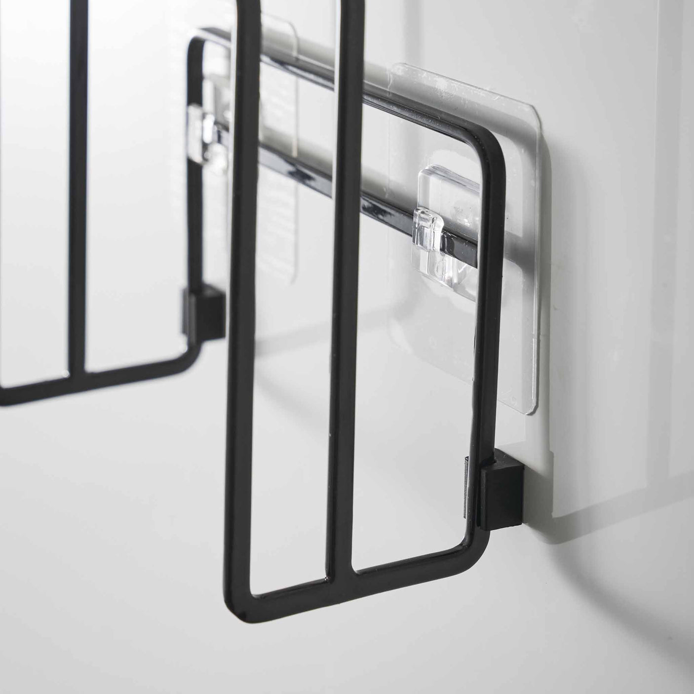 Vegghengt sort skjærebrettholder med plass til tynne og tykke skjærebrett