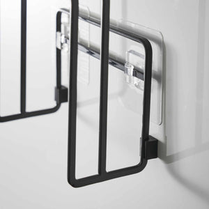 Vegghengt sort skjærebrettholder med plass til tynne og tykke skjærebrett