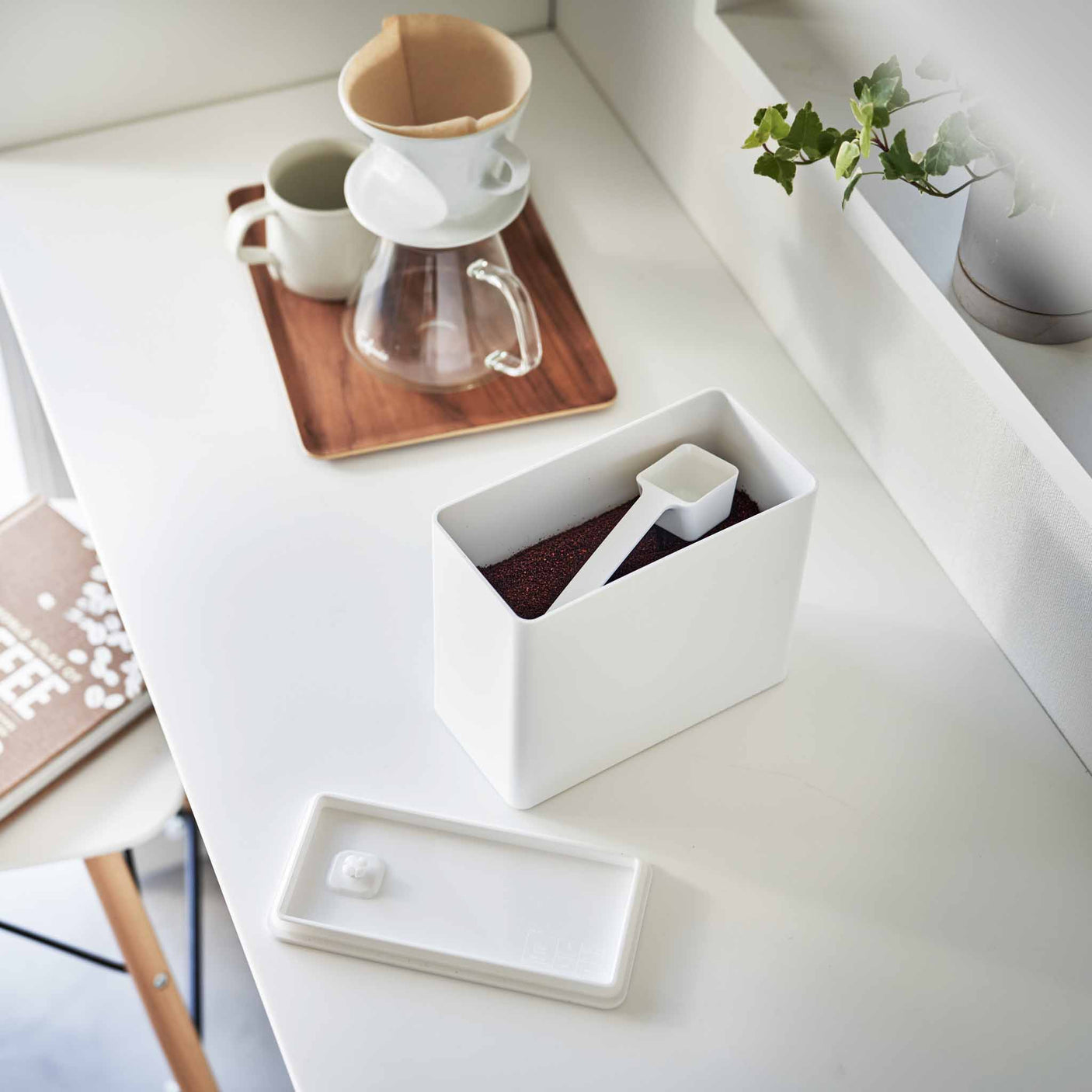 Moderne kaffeboks som beskytter innholdet mot luft og fukt.