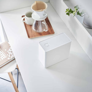 Funksjonell oppbevaringsboks til kaffe, te eller sukker med enkel dosering.