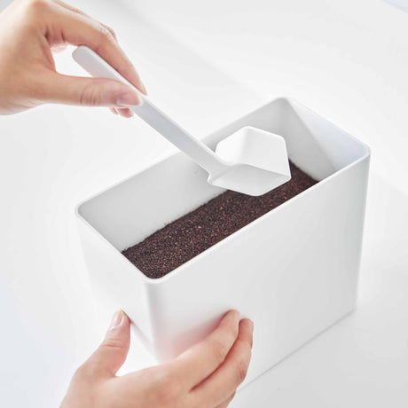 Lufttett kaffeboks med praktisk skje og plassbesparende design.