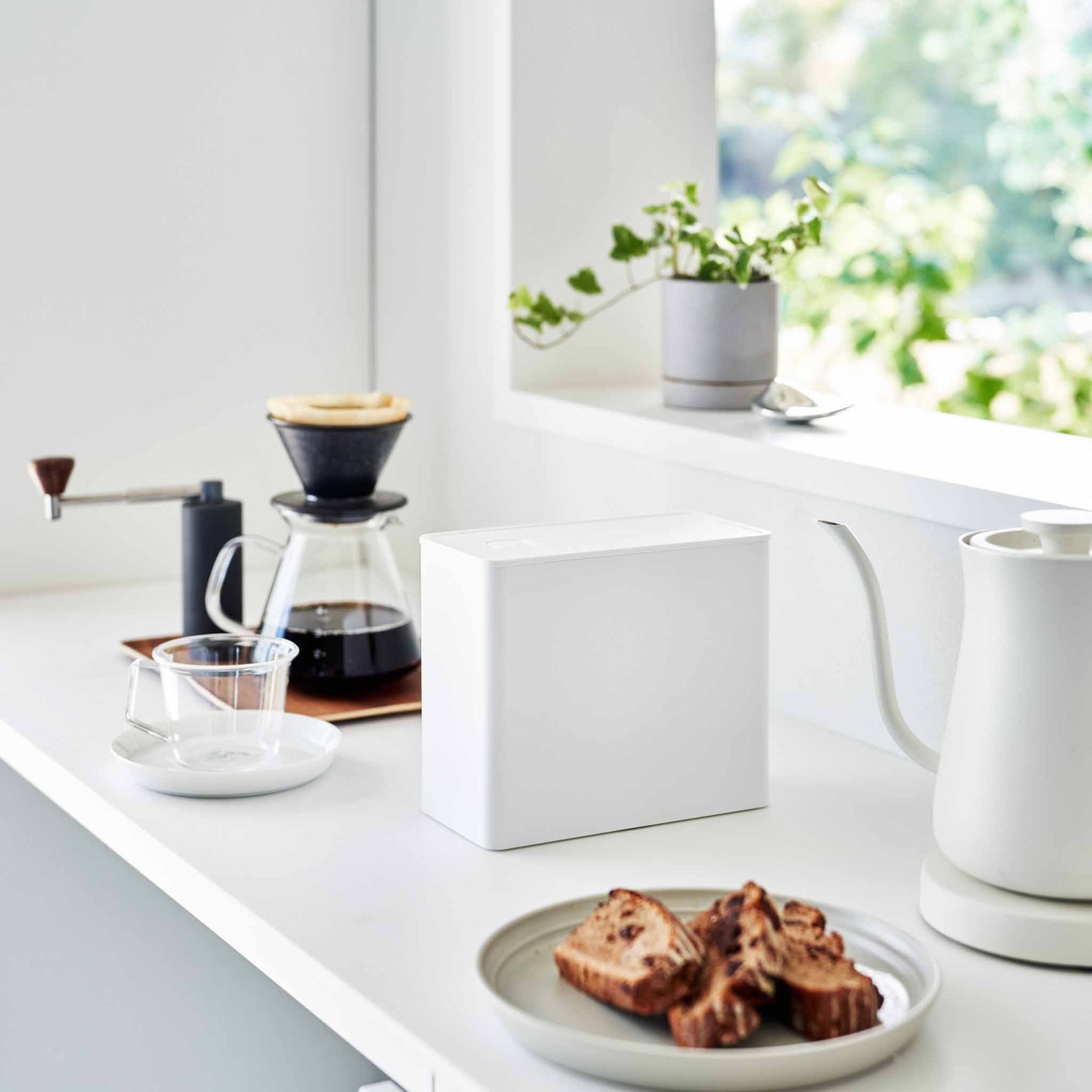 Stilren beholder for kaffe med fokus på friskhet, brukervennlighet og kompakt form.