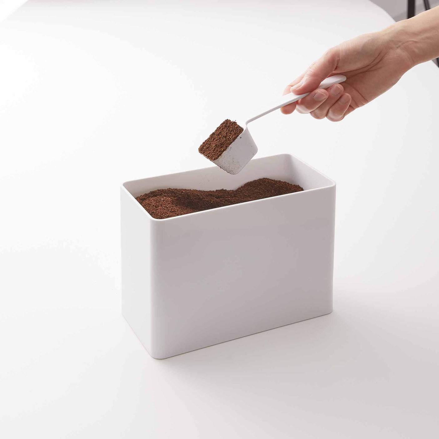 Kaffeboks med lufttett lokk og måleskje for enkel og presis dosering.