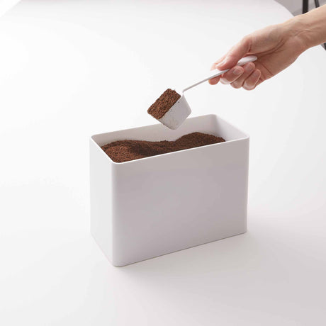 Kaffeboks med lufttett lokk og måleskje for enkel og presis dosering.