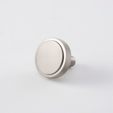 Nikkel knott med rillet grep og glatt overflate, avbildet skrått mot hvit bakgrunn.