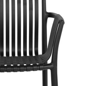Stabelbar utestol i sort med åpen rygg og integrerte armlener