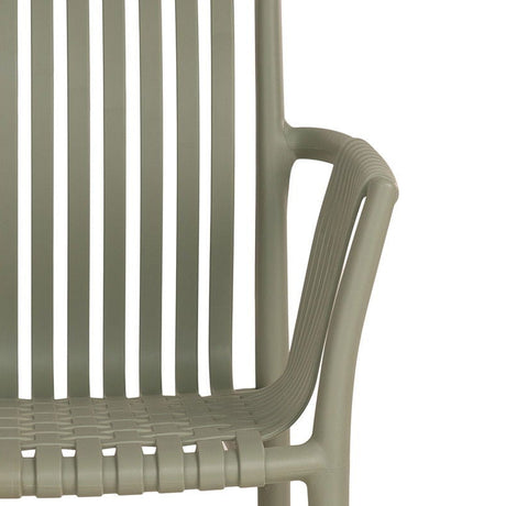 Stabelbar utestol i grønn med åpen rygg og integrerte armlener