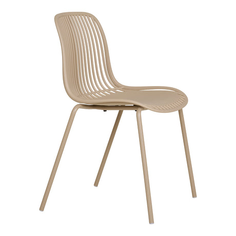 Moderne stabelbar stol i sand til spisebord utendørs