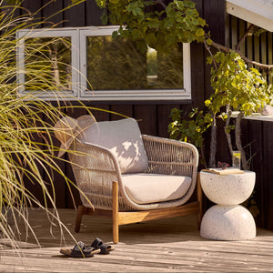 Skulpturelt sidebord i off white til terrasse og balkong