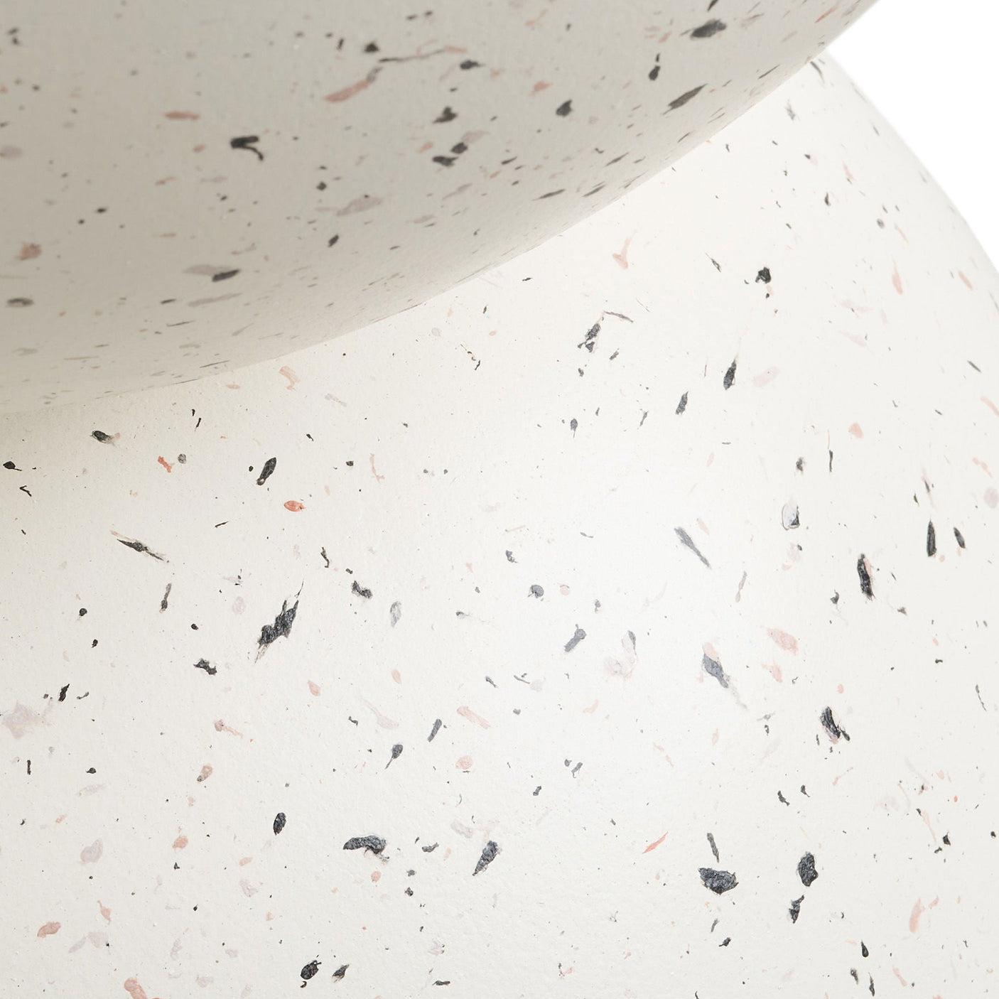 Off white sidebord brukt ved loungestol på terrasse