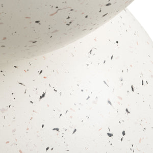 Off white sidebord brukt ved loungestol på terrasse