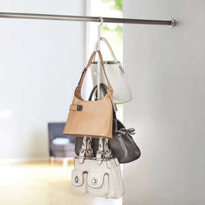 Hvit metallkrok montert på skapdør for ekstra oppbevaring.