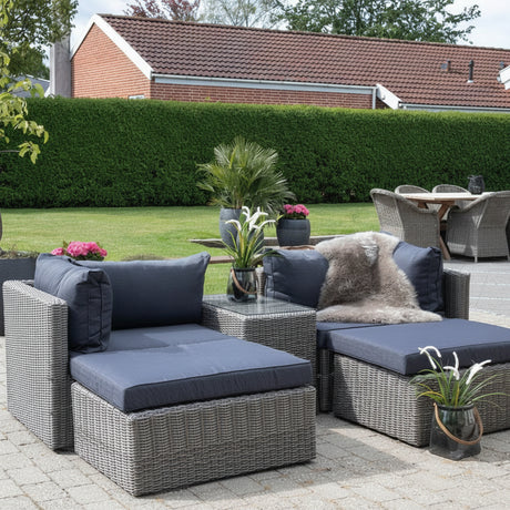 Loungesett til terrasse i kubu grå fletting med mørke puter