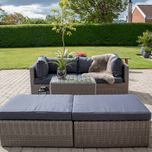 Polyrattan loungesett med puffer og bord til balkong og hage