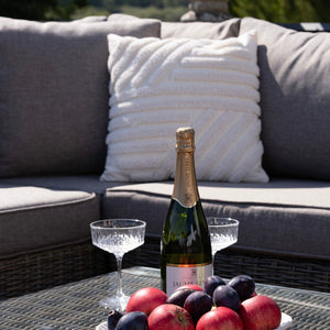 Loungegruppe med lenestol, puff og bord til avslappende uterom