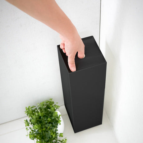 Praktisk toalettpapirholder i stilren sort utførelse.