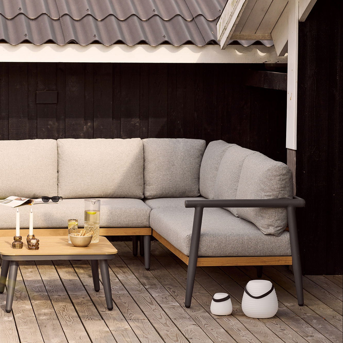 Derry lamper plassert ved utesofa på terrasse