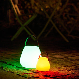 Derry lampe med grønt og gult lys i hage