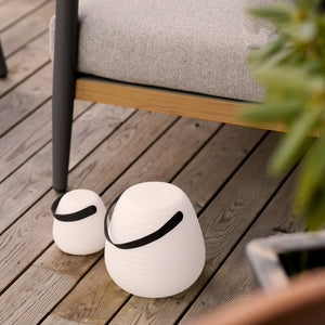 To Derry lamper plassert på terrassegulv