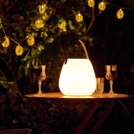 Hvit LED lampe brukt som stemningslys på kveldstid