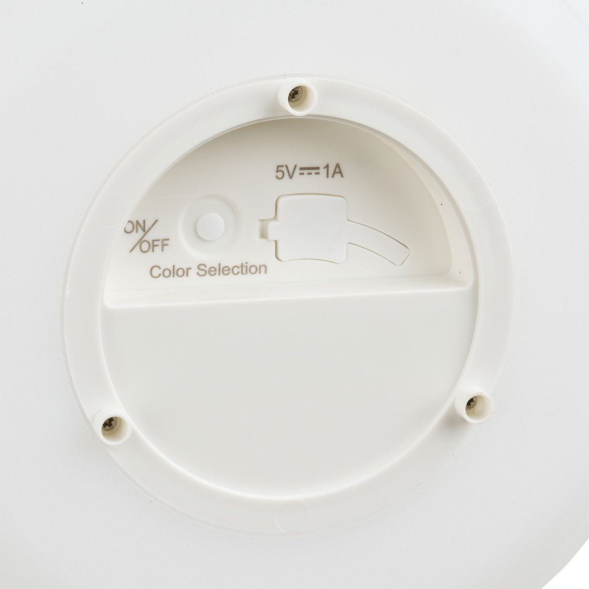 Underside av Derry lampe med bryter og ladeinngang