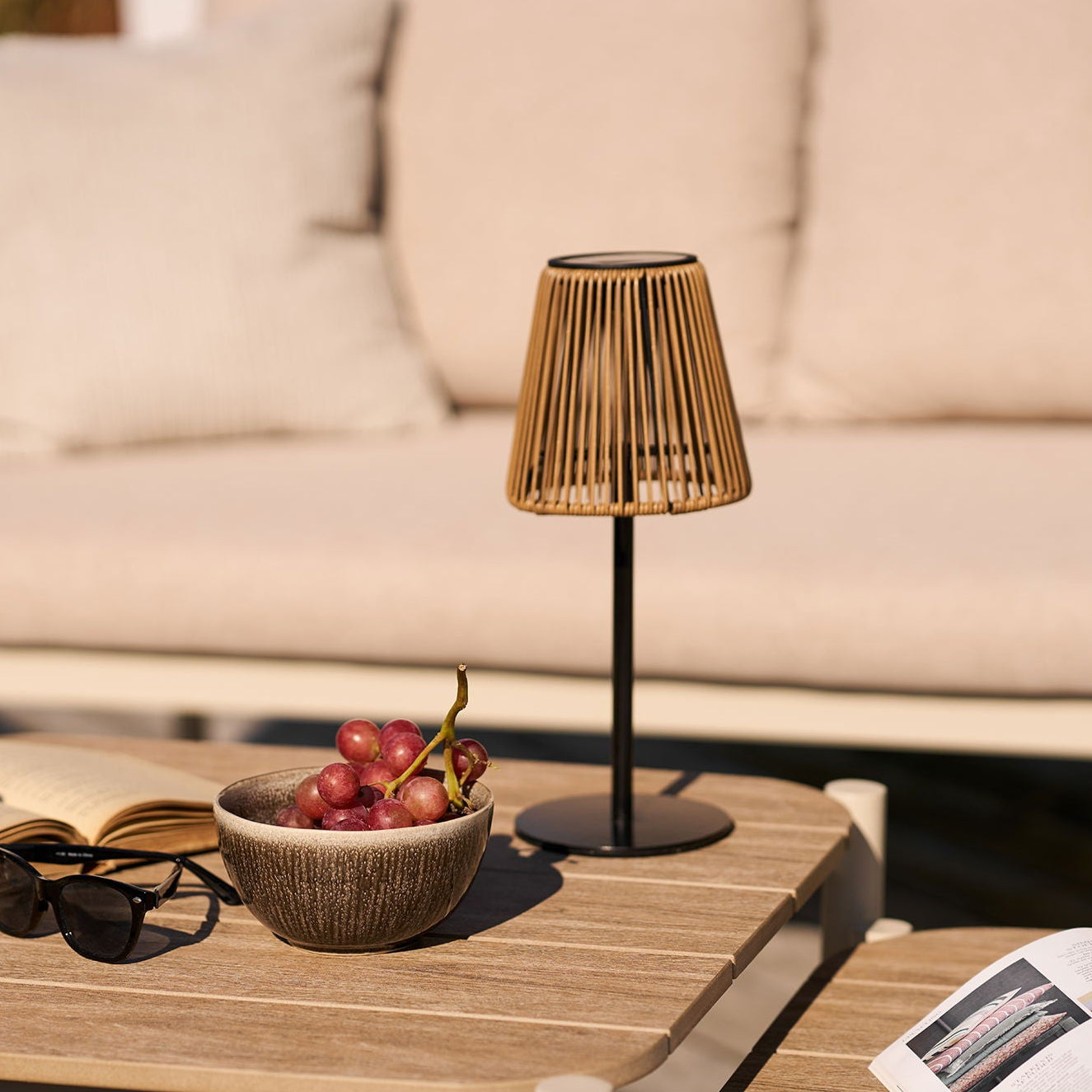 Salford udendørslampe brugt til stemningsbelysning på terrasse om kvelden