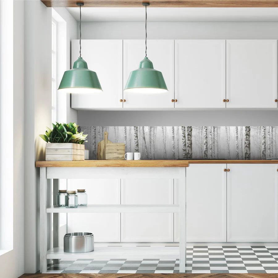 Birch Mist selvklebende backsplash tilfører et rolig og naturlig uttrykk til kjøkkenet med bjørk, samtidig som den beskytter kjøkkenveggene, 