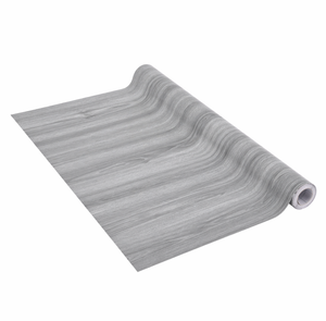 Nærbilde av kjøkkenbenk med grå eik kontaktplast og realistisk trestruktur