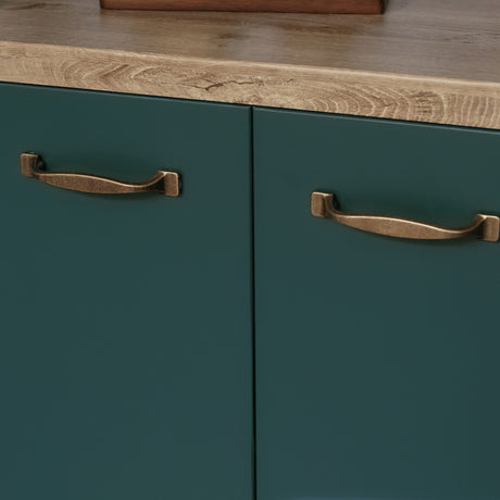 Montering mørkegrønn kontaktplast trinn for trinn påføring selvklebende folie på glatt overflate