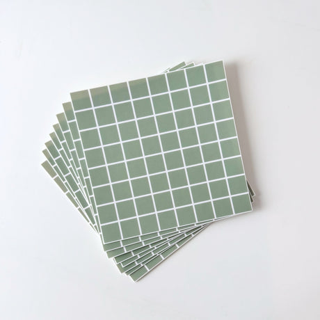 Pakke med Teo sage selvklebende fliser i grønn fargetone